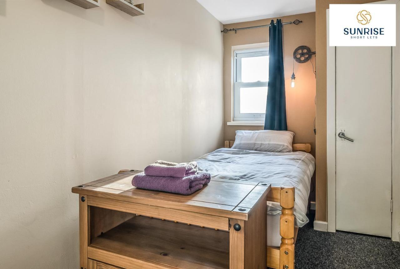 The Law, Has 4 Rooms With Tvs, 2 Bathrooms, Central, Free Parking, Fully Equipped, Contractor And Trades Favourite, 5 Mins To Centre - Long Stays, Invoice And Reduced Price Are Only Via Sunrise Short Lets Dundee Kültér fotó