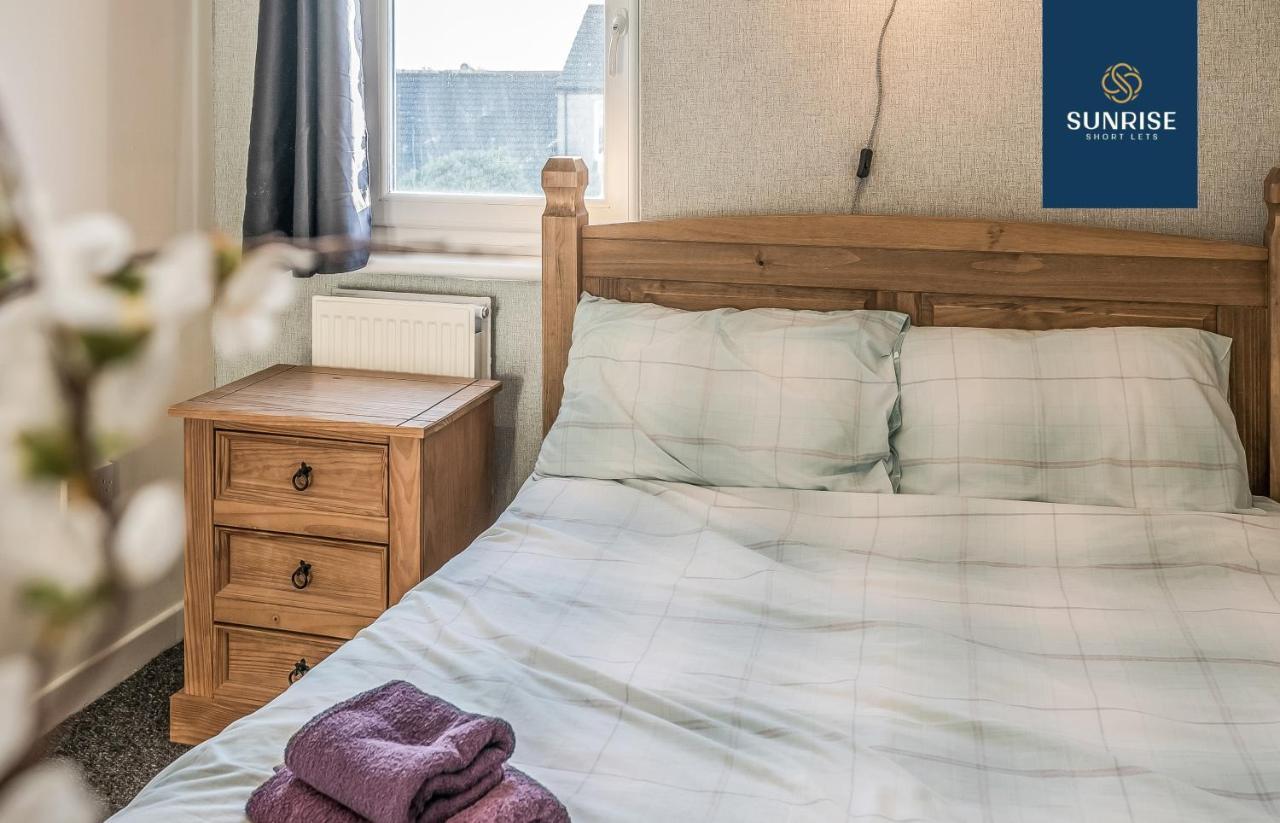 The Law, Has 4 Rooms With Tvs, 2 Bathrooms, Central, Free Parking, Fully Equipped, Contractor And Trades Favourite, 5 Mins To Centre - Long Stays, Invoice And Reduced Price Are Only Via Sunrise Short Lets Dundee Kültér fotó